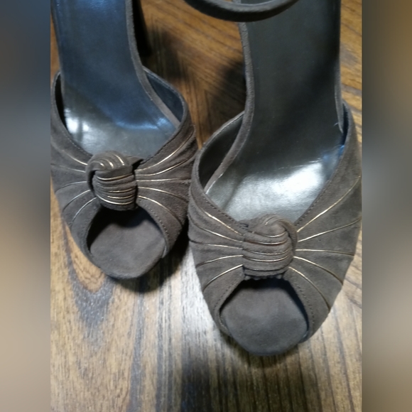 Authentic Gucci Olive Green Sling Back Sandals - Picture 5 of 16